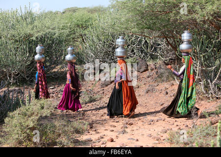 Dhebaria Rabari Wasser Frau, die Töpfe, Distrikt Kutch, Gujarat, Indien Stockfoto