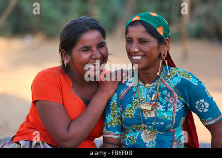 Kacchi Rabari (Desi), Laharia Dorf, zwei junge Frauen, Distrikt Kutch, Gujarat, Indien Stockfoto