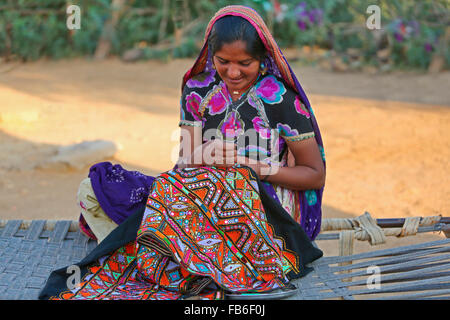 Kacchi Rabari (Desi), Laharia Dorf, Stickerei, Distrikt Kutch, Gujarat, Indien Stockfoto