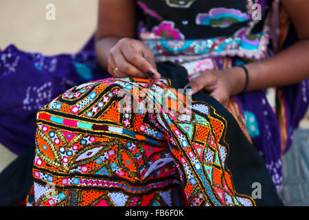 Kacchi Rabari (Desi), Laharia Dorf, Stickerei, Distrikt Kutch, Gujarat, Indien Stockfoto