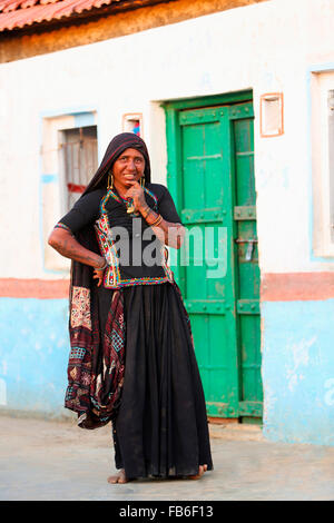 Kacchi Rabari (Desi), Laharia Dorf, junge Frau in der Nähe von Distrikt Kutch, Gujarat, Indien Stockfoto