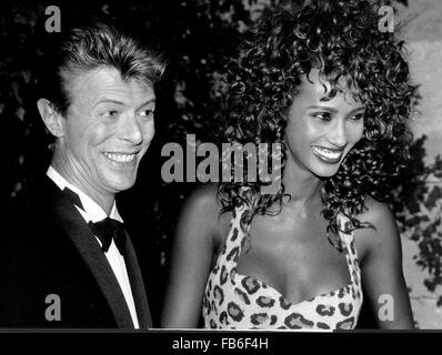 Datei-PICS: DAVID BOWIE, der unendlich wandelbar, heftig zukunftsweisende Songwriter, der Generationen von Musikern über die Macht der Bilder, Drama und Personae, lehrte starb am Sonntag von Familie umgeben. Er war 69. Bowie starb nach einer 18-monatigen Kampf gegen den Krebs. Im Bild: Sept. 20, 1991 - Paris, Frankreich - Pop-Sänger DAVID BOWIE, geboren 8. Januar 1947, mit seiner Model-Freundin IMAN bei der Präsentation des Films, "Anima Mundi", gesponsert von Paolo Bulgari. (Kredit-Bild: © Keystone Presseagentur/Keystone USA über ZUMAPRESS. Bildnachweis: ZUMA Press, Inc./Alamy Live-Nachrichten Stockfoto