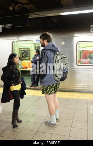 New York City, USA. 10. Jan ignoriert 2016.Agents warten Untergrund beim NYPD Offizier sie. Improv Everywhere 15. jährlichen U-Bahn-Fahrt ohne Hosen, New York, fand bei ungewöhnlich warmen Temperaturen und zeitweise Regen, die nicht den Geist der "Agenten" Abschluss ihrer neuesten Mission zu dämpfen. Bildnachweis: Pazifische Presse/Alamy Live-Nachrichten Stockfoto