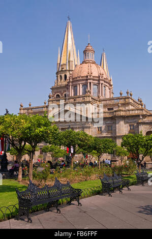 Die Metropolitana Catedral (Dom) in Guadalajara, Mexiko gesehen von der Plaza de Armas Stockfoto