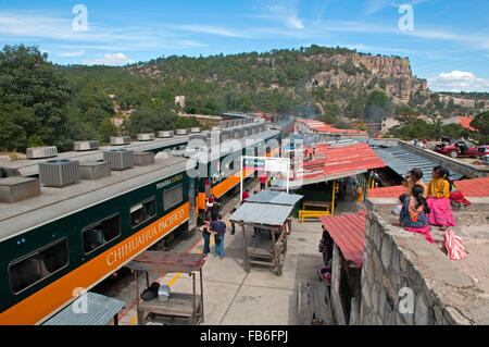 Der berühmte Copper Canyon (Barranca de Cobre) Zug an der Divisadero Station in Mexiko Stockfoto