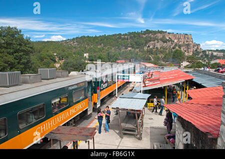 Der berühmte Copper Canyon (Barranca del Cobre) Zug an der Divisadero Station in Mexiko Stockfoto