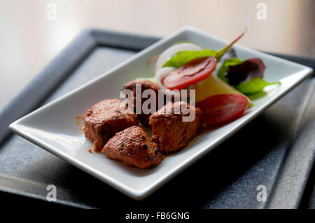 Indische Chicken Pakora auf einem Teller präsentiert. Stockfoto