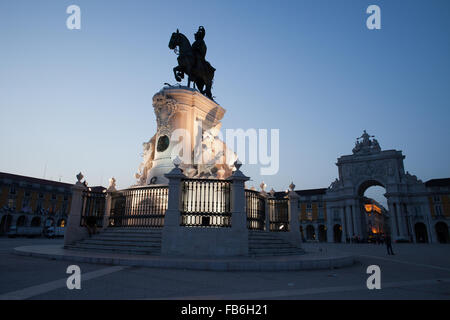 Portugal, Lissabon, Praça Comercio, Statue von König José I und Rua Augusta Arch bei Nacht Stockfoto