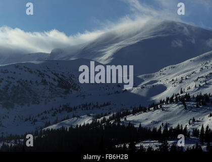 Winter-Hügel und schneebedeckten Berglandschaft in den hohen Karpaten nördlich von Swydovets Pass Stockfoto