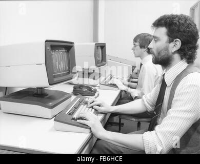 ICL-2900 Serieninstallation Mainframe-Computer und Programmierer am Hauptsitz in Thames Ditton c1980 Milk Marketing Board Stockfoto