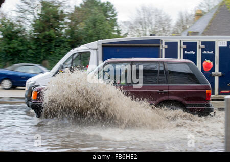 Aylesford, Maidstone, Kent UK 11. Januar 2016. Nach Starkregen über Nacht einen Range Rover spritzt durch tiefe Hochwasser auf der A20-Kredit: Matthew Richardson/Alamy Live News Stockfoto