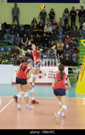 Tiflis (Tbilissi), Georgien. 10. Januar 2016. Kalandadse (C) Georgien tritt während der 2016 Frauen U19 Volleyball EM Qualifikationsspiel gegen Weißrussland in Tiflis, Georgien, am 10. Januar 2016. Weißrussland 3: 1 gewonnen. © Giorgi Induashvili/Xinhua/Alamy Live-Nachrichten Stockfoto