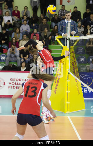 Tiflis (Tbilissi), Georgien. 10. Januar 2016. Gaprindaschwili (C) Georgien tritt während der 2016 Frauen U19 Volleyball EM Qualifikationsspiel gegen Weißrussland in Tiflis, Georgien, am 10. Januar 2016. Weißrussland 3: 1 gewonnen. © Giorgi Induashvili/Xinhua/Alamy Live-Nachrichten Stockfoto