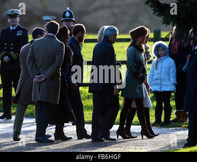 HM Königin Elizabeth II, zur Kirche in Sandringham. . Sandringham, Norfolk, Großbritannien. . 10.01.2016 Pippa Middleton ist gefolgt von Vater Michael, Mutter Carole und Bruder James, wie sie die St. Maria Magdalena Kirche Sonntag-Morgen-Service in Sandringham besuchen. Bildnachweis: Paul Marriott/Alamy Live-Nachrichten Stockfoto