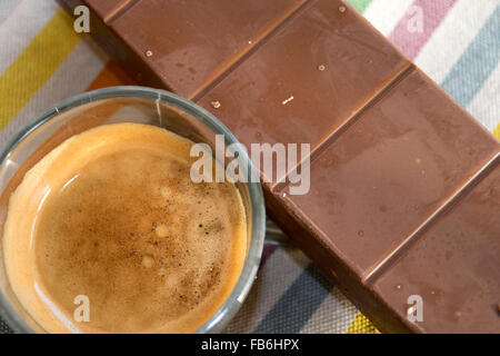 Schuss und cremigen Espresso Kaffee Tasse und dunkler Schokolade Stockfoto