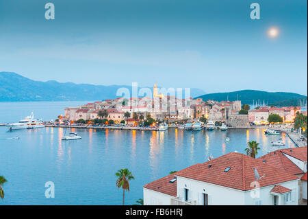 Blick auf die mittelalterliche Altstadt auf der Insel Korcula in der Adria, Kroatien, Europa in der Nacht oder Dämmerung. Stockfoto