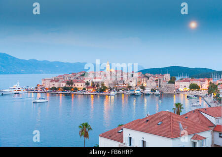 Blick auf die mittelalterliche Altstadt auf der Insel Korcula in der Adria, Kroatien, Europa in der Nacht oder Dämmerung. Stockfoto