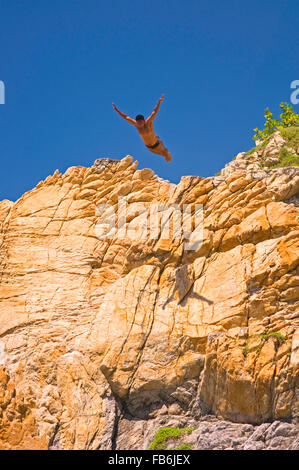 Eines der berühmten Klippenspringer der Quebrada in Acapulco, Mexiko Stockfoto