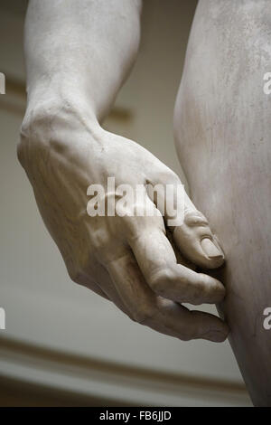 Florenz. Italien. Statue des David von Michelangelo (1501-1504), die Galleria dell'Accademia. Nahaufnahme Detail seiner rechten Hand mit einem Rock. Stockfoto