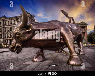 Stier-Statue auf dem Bund Banking Streifen, Shanghai, China Stockfoto