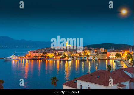 Blick auf die mittelalterliche Altstadt auf der Insel Korcula in der Adria, Kroatien, Europa in der Nacht oder Dämmerung. Stockfoto