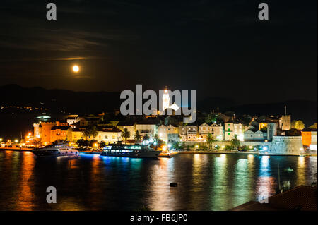 Blick auf die mittelalterliche Altstadt auf der Insel Korcula in der Adria, Kroatien, Europa in der Nacht oder Dämmerung. Stockfoto