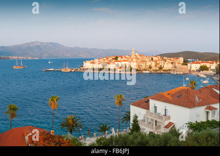 Sonnenuntergang über der mittelalterlichen Altstadt auf der Insel Korcula in der Adria, Kroatien, Europa. Stockfoto