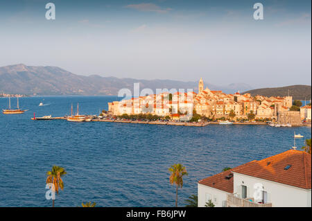 Sonnenuntergang über der mittelalterlichen Altstadt auf der Insel Korcula in der Adria, Kroatien, Europa. Stockfoto