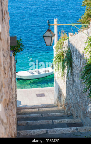 Stufen führen hinunter zu Hafen auf der Insel Hvar, Teil der Grafschaft Split-Dalmatien Kroatien, Europa. Stockfoto