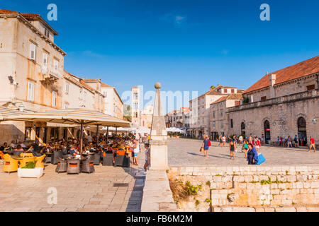 Cafés, Bars und Restaurants entlang der Promenade von Hvar, Insel Hvar, Kroatien, Europa. Stockfoto