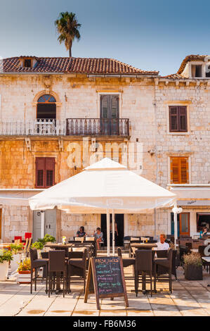 Cafés, Bars und Restaurants entlang der Promenade von Hvar, Insel Hvar, Kroatien, Europa. Stockfoto