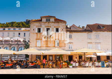 Cafés, Bars und Restaurants entlang der Promenade von Hvar, Insel Hvar, Kroatien, Europa. Stockfoto