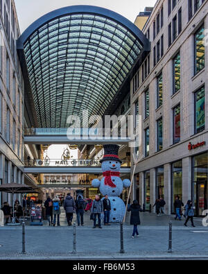 Mall of Berlin modernes Einkaufszentrum mit Schneemannsdekoration an Weihnachten, Leipziger Platz 12, Mitte, Berlin Stockfoto