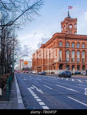 Berliner Rote Rathaus Rotes Rathaus. Gebäude, Fassade, Fassade und Turm aus rotem Backstein Stockfoto