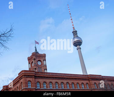 Berliner Rote Rathaus und Fernsehturm. Rotes Rathaus & Fernsehturm. Stockfoto