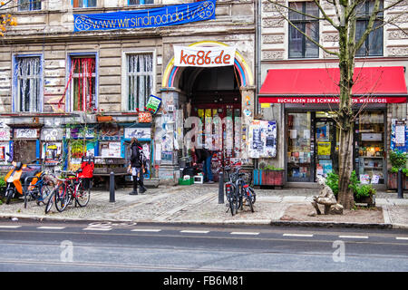 Berlin Kastanienallee 86, Althistorisches Gebäude. Ein alternatives Wohnprojekt, das von Bewohnern gegen Gentrifizierung und Antikapitalismus besetzt wird Stockfoto