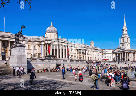 London, Trafalgar Square, Fourth Plinth mit "geschenkten Gaul von deutschen Künstler, der National Gallery & St Martin in the Fields-Kirche Stockfoto