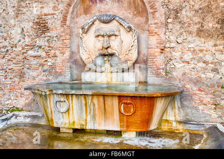 Alten römischen Brunnen der Maske in Rom, Italien Stockfoto