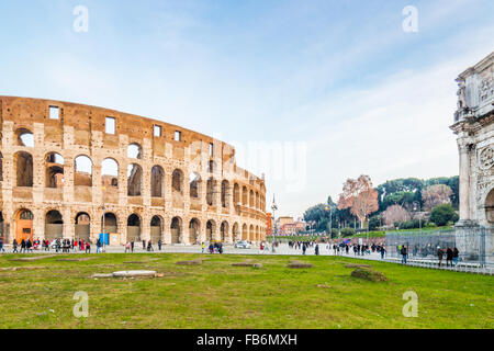 die imposanten Mauern eines römischen Triumphbogens und amphitheater Stockfoto