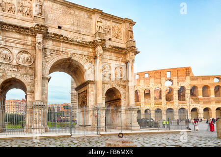 die imposanten Mauern eines römischen Triumphbogens und amphitheater Stockfoto