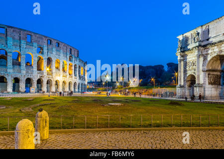 die imposanten Mauern eines römischen Triumphbogens und amphitheater Stockfoto