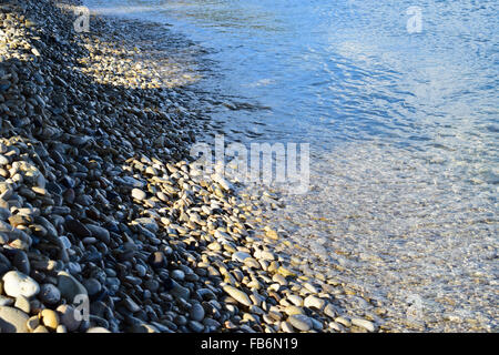 Meer und Kiesel Stockfoto