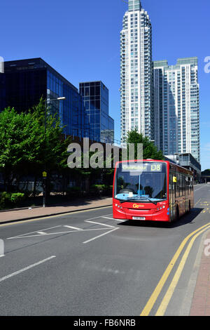 Einzelne rote Doppeldeckerbus, Marsh Wall, Canary Wharf, London E14, Vereinigtes Königreich Stockfoto