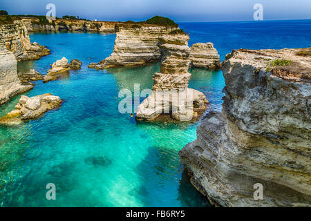 Felsigen Stapel von Santo Andrea auf die Küste des Salento in Apulien in Italien Stockfoto