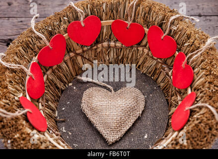 Viele Herzen in einem alten hölzernen Korb Stockfoto