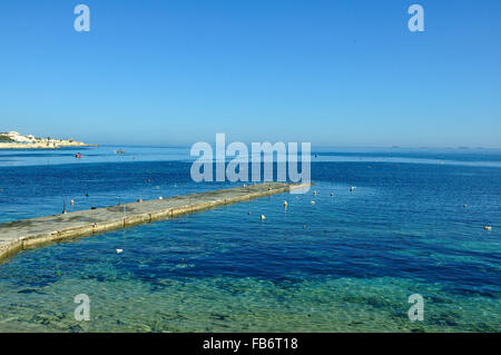 abseits der touristischen Gebieten des Nordens klare blaue Meer, blauer Himmel bei St. Thomas Bay, Marsaskala, Marsascala, südlichen Malta Stockfoto