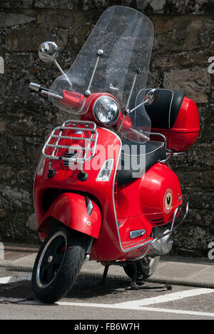 Rote Vespa in Castellina in Chianti Stockfoto