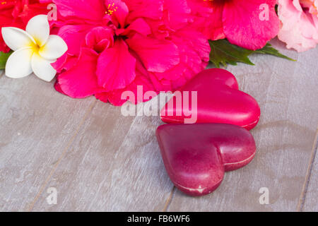 dunkel rosa Rosen mit Herzen und tag Stockfoto