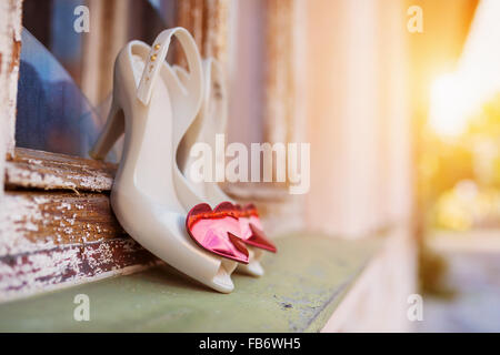 Brautschuhe auf Fenster Brüstung Stockfoto