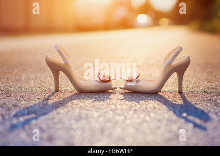 Brautschuhe und Trauringe Stockfoto